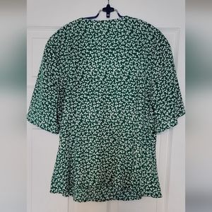 Stitch Fix Kaileigh green white floral peplum wrap blouse M vneck peplum